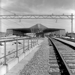 166191 Gezicht op de perrons en perronkap van het in aanbouw zijnde N.S.-station Schiedam te Schiedam.